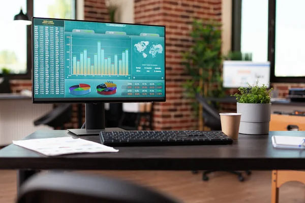 Diagrama gráfico del mercado de valores en la computadora en oficina vacía — Foto de Stock