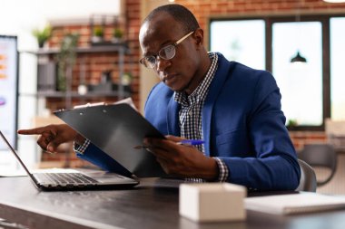 İş adamı proje ve strateji planlamak için panodaki belgelere bakıyor