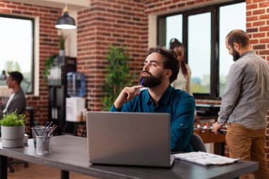 Dalgın yönetici ciddi bir ifade yapıyor.