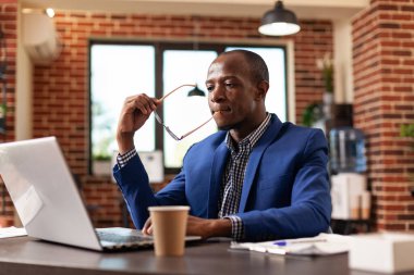 İş adamı fikir üretiyor ve proje stratejisinde dizüstü bilgisayarla çalışıyor.