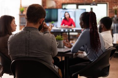 Girişimciler proje fikirlerini uzaktan yöneticisiyle tartışıyor