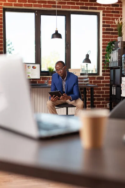 İş projesini ve stratejiyi planlamak için tablet üzerinde çalışan girişimci