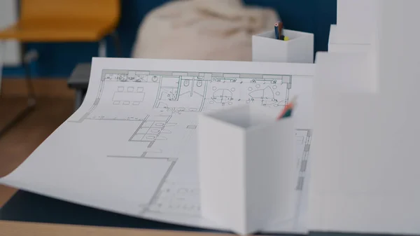 Zbliżenie papieru z planami na stół w biurze architektonicznym — Zdjęcie stockowe