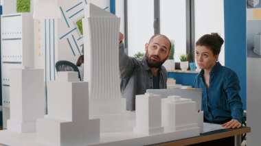 Mimarlar takımı, mimari ofisindeki dizüstü bilgisayarda model oluşturuyorlar.