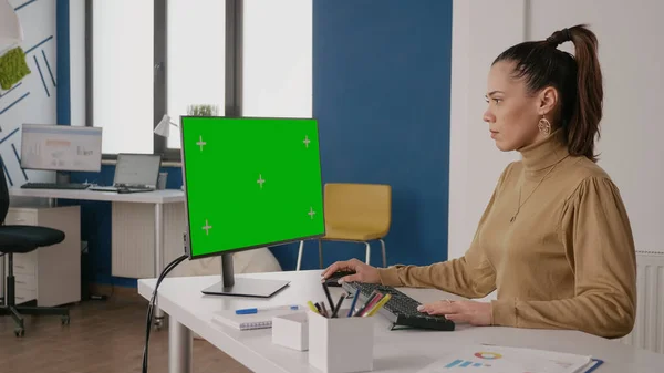 Trabajador que usa monitor con pantalla verde en oficina de negocios. — Foto de Stock