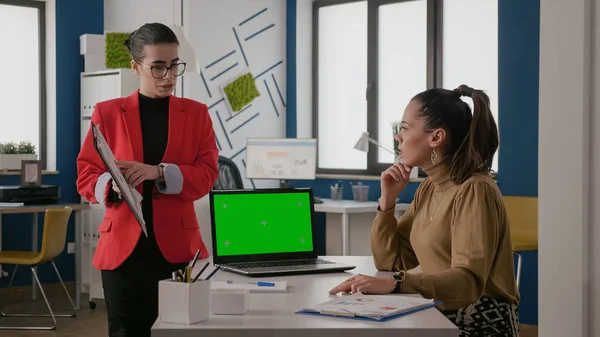 Mulheres de negócios usando laptop com tela verde — Fotografia de Stock