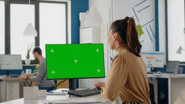 Trabajador de la empresa usando ordenador con pantalla verde — Foto de Stock