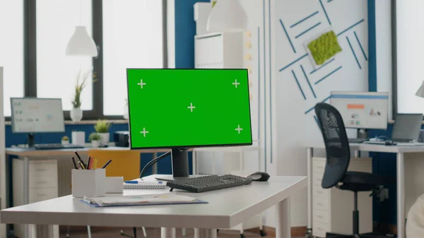 Ufficio vuoto con schermo verde sul display del computer — Foto Stock
