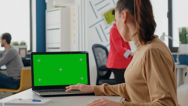 Laptopta yeşil ekran kullanan kadına yaklaş — Stok fotoğraf