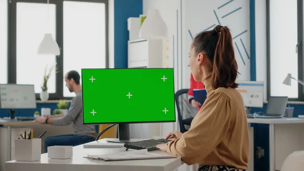 Colegas trabajando junto con la pantalla verde en la pantalla del ordenador — Foto de Stock