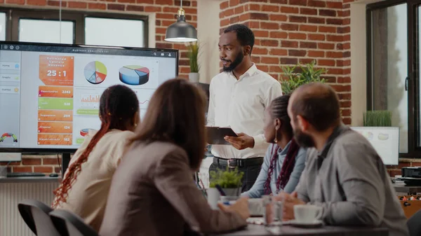 Hombre de negocios con tableta que presenta análisis financiero — Foto de Stock