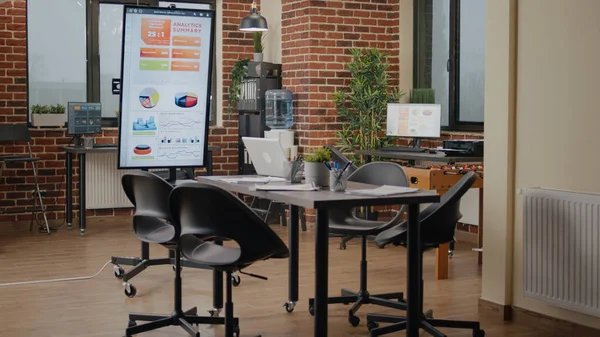 Niemand in de startup ruimte met kantoor decoraties en technologie — Stockfoto
