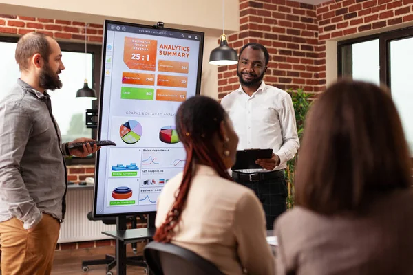 African american entrepreneur showing business graph — Stock Photo, Image