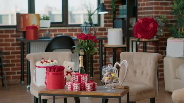 Lege kamer met salontafel met Valentijnsdag luxe geschenken voor een elegante verrassing met hartvormige dozen — Stockvideo
