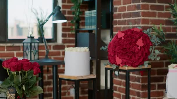 Chambre vide avec bouquet de fleurs pour l'événement de la Saint Valentin — Video