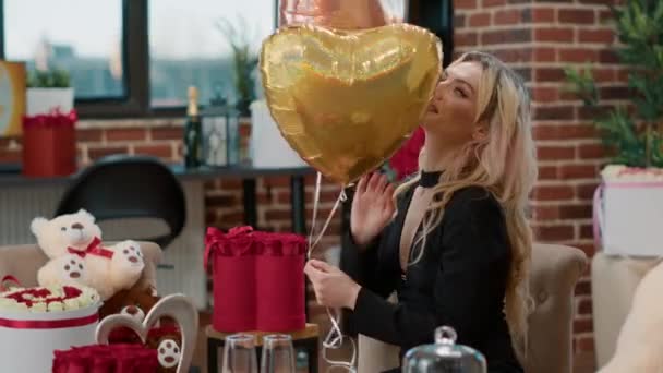 Приваблива усміхнена жінка насолоджується романтичним сюрпризом з повітряними кулями — стокове відео