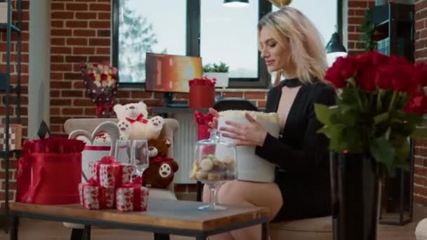 Attraktiv blond kvinna håller låda med vackra röda rosor — Stockvideo