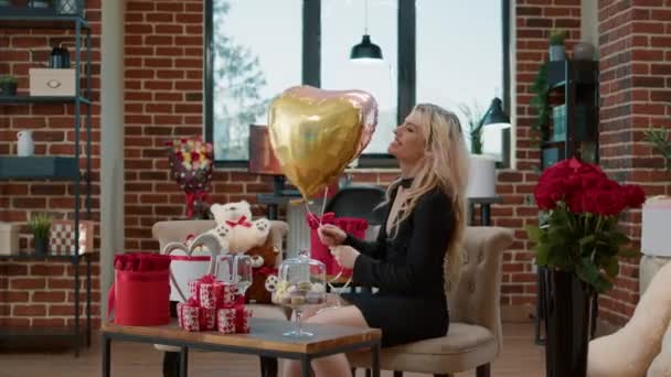 Söt attraktiv elegant kvinna som håller ballong i hjärtform — Stockvideo
