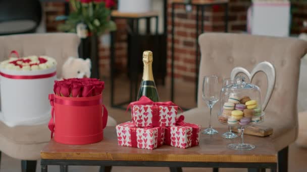 Romántica configuración de lujo día de San Valentín con cajas de regalo champán y macarrones en la mesa de café — Vídeos de Stock