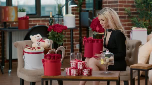 Портрет сексуальної блондинки тримає коробку з червоними трояндами — стокове відео