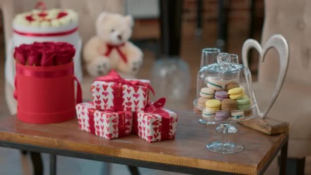 Sala de estar vacía con nadie en ella teniendo mesa con regalo de San Valentín — Vídeos de Stock