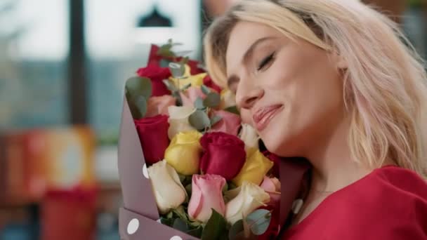 Sedutor atraente mulher loira quente com buquê de flores nas mãos — Vídeo de Stock
