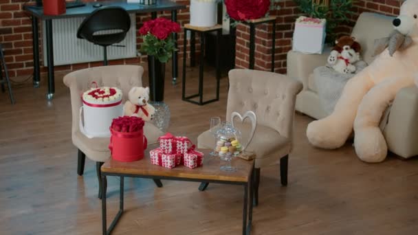 Camera vuota con regali di lusso di San Valentino a sorpresa, bouquet di rose rosse e orsacchiotto gigante — Video Stock