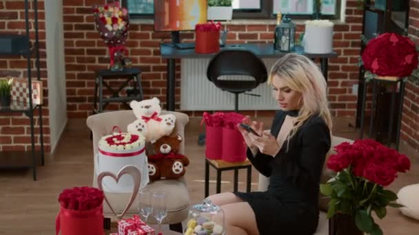Sexy blonde vrouw het nemen van foto met valentijnsdag cadeaus — Stockvideo
