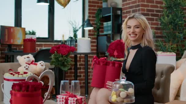 Portrait of smiling valentine day beautiful blonde with heart shape box of roses bouquet — Stock Video
