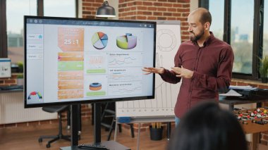 Başlangıç sunumu için iş adamı planlama stratejisi