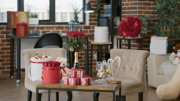 Salon vide décoré par petit ami avec des cadeaux romantiques Saint-Valentin — Photo