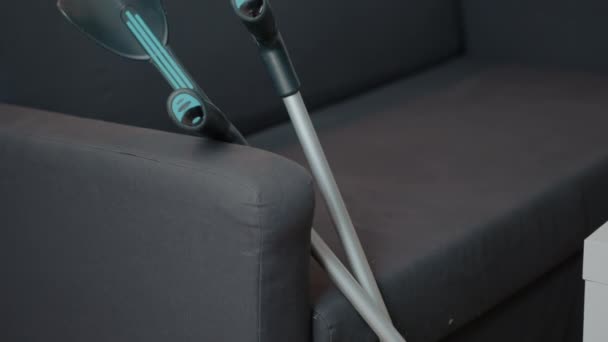身体障害者のためのそれに松葉杖を持つ空のソファ — ストック動画