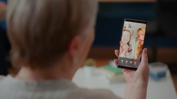 Anciana llamando a la familia en videoconferencia en línea — Vídeos de Stock