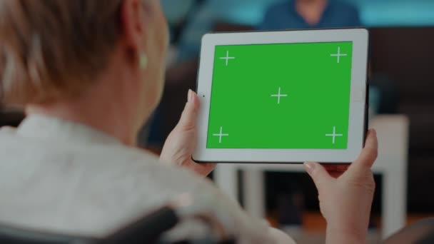 디지털 태블릿에 녹색 화면을 들고 있는 장애가 있는 노인 — 비디오