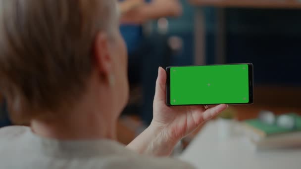 Smartphone adulto in pensione con schermo verde orizzontale — Video Stock