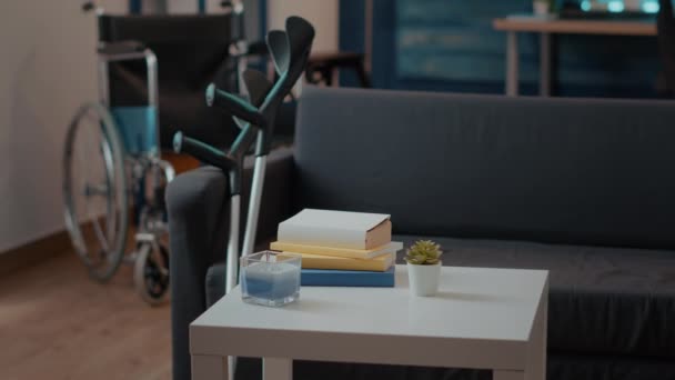 Nadie en el salón con muletas y silla de ruedas — Vídeos de Stock