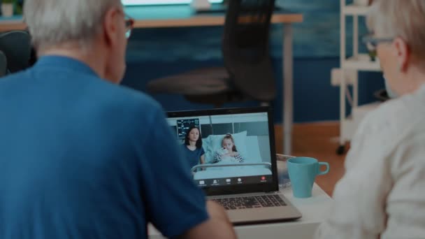 Oudere echtparen ontmoeten familieleden op online videocall — Stockvideo
