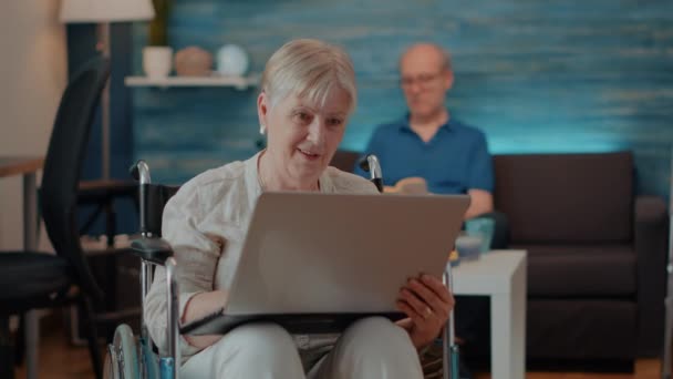 Älterer Erwachsener mit chronischer Behinderung nutzt Laptop — Stockvideo