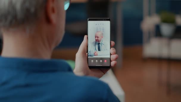 Reunión de personas mayores en videocall online con médico — Vídeos de Stock