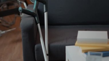 Oturma odasındaki boş koltukta koltuk değnekleri.