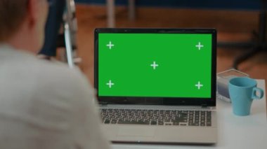 Üst düzey kadın yeşil ekranlı modern laptop kullanıyor.