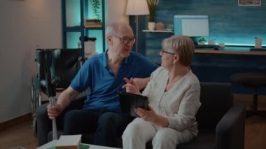 Evli insanlar dijital tablette internete bakıyorlar