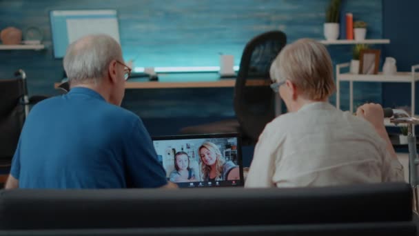 Ouderen paar met behulp van online teleconferentie om te chatten met familieleden — Stockvideo