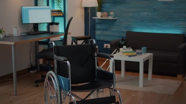 Lege woonkamer met rolstoel om te helpen met chronische invaliditeit — Stockvideo