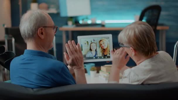 Grootouders praten met familie op online conferentie chat — Stockvideo