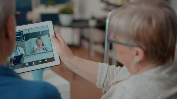 Büyükbabalar dijital tablet üzerinde uzak video konferansı kullanıyor — Stok video