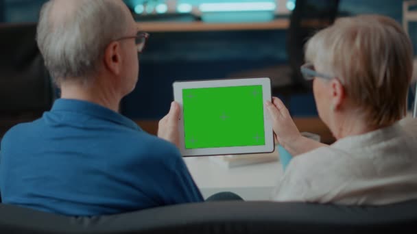 Senior people holding digital tablet with green screen — Stock Video