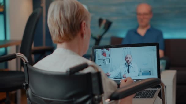 Ältere Frau besucht Online-Sprechstunde beim Arzt — Stockvideo