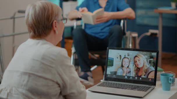 Oudere volwassenen ontmoeten familieleden op online videoconferentie — Stockvideo