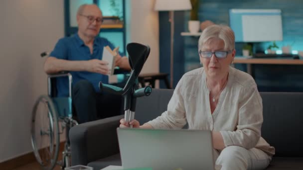 Старшая женщина использует ноутбук для онлайн-разговора — стоковое видео